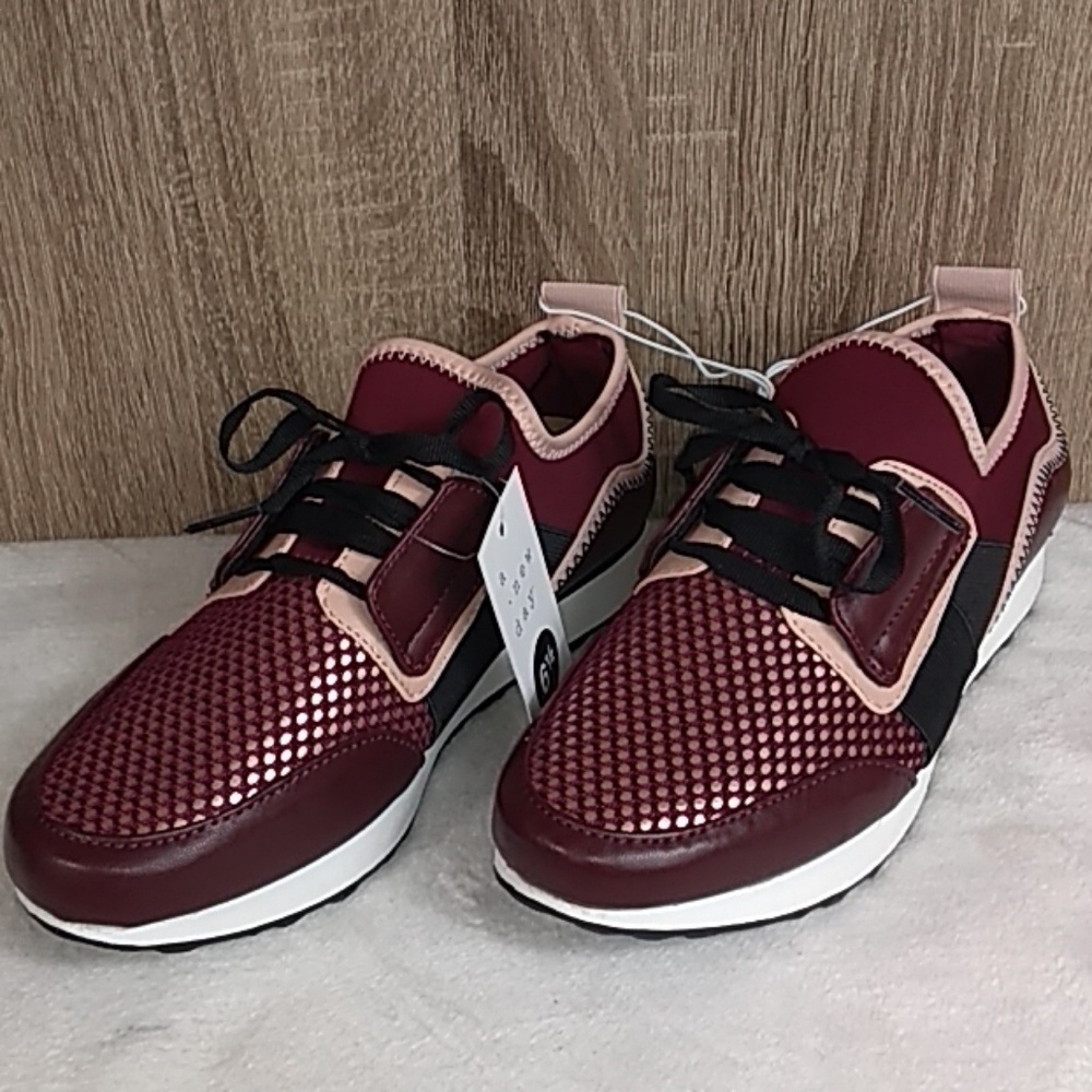 Deena Lace up Sneakers in burgundy